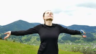  4k eller dağ hayatta yukarı yükseltir genç kızın yüzü. Sürekli çekim