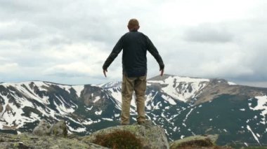 dağ tepesinde 4 k. adam turist Gezgin derin derin düşünür