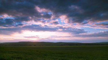 4k. Yeşil alan çim veya buğday ve çeşitli bulutlar gökyüzünde. Zaman atlamalı kuşlar olmadan.