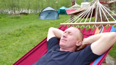  4 k. yetişkin adam sallamak hamak turist çadır karşı
