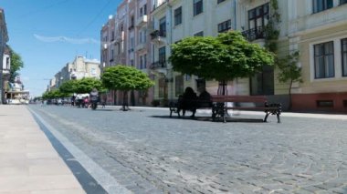    4k. Siluetleri yaz şehir sokak üzerindeki kişiler. Ateş hızlandırmak