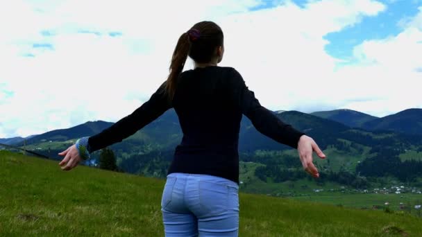 4K. Young girl  do meditation raises hands up  life in mountain hills. Steady shot — Stock Video