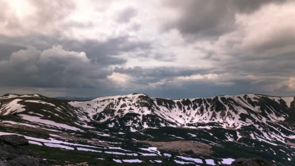 雪と雲の空に 4 k. 山。鳥なしの時間経過. — ストック動画
