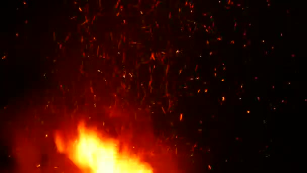 4K. Étincelles de grand feu la nuit 
