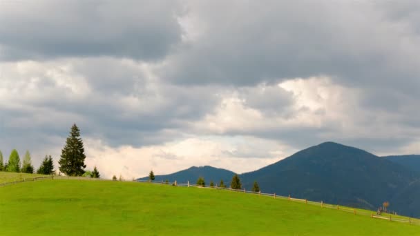 4 k. Green hill met hek in bergen. Time-lapse zonder vogels. — Stockvideo