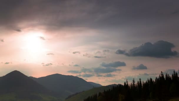 4k.Abendsonne in den Bergen. Zeitraffer ohne Vögel. — Stockvideo