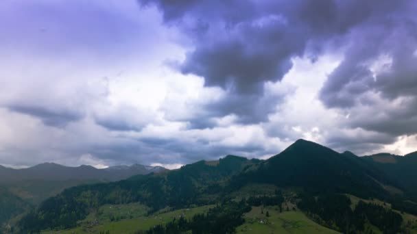 4K. Pronto lloverá en las montañas. Tiempo transcurrido sin aves — Vídeo de stock