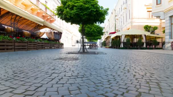 4k. Siluetter av människor på sommaren stadsgata. Påskynda skjuta — Stockvideo