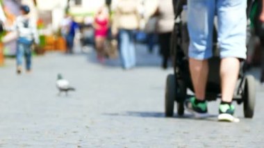     4k. Siluetleri Avrupa şehri sokak üzerindeki bilinmeyen kişiler. Bulanık yaz günü sahnede