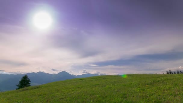 4K. Montanhas verdes, colinas e nuvens de sol à noite. Tempo limite sem aves . — Vídeo de Stock