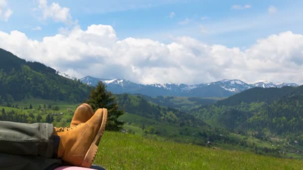 4k. Füße in gelben Jeans von Mann Touristen in den Bergen Hügel. Zeitraffer, Rohertrag — Stockvideo