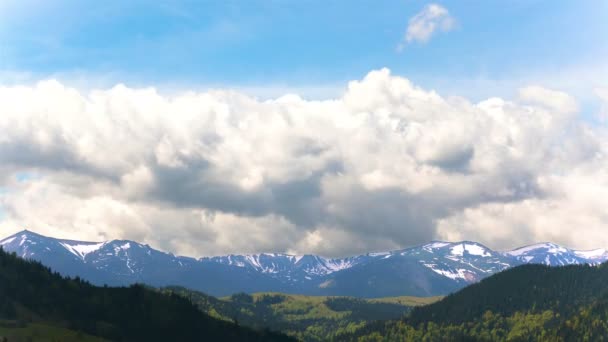 4k. Bergwolken tanzen. Zeitraffer ohne Vögel, Rohertrag — Stockvideo