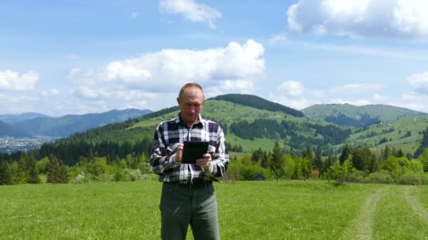 4k. Érzelmi felnőtt ember jó hír érkezett tabletta számítógép — Stock videók