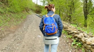  4k. Dağ köyünde kız uzun yürüyüşe çıkan kimse turist sırt çantası ile artar