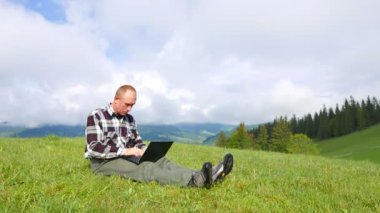 4 k turist adam backpacker taşınabilir bilgisayar ile dağlarda iyi haber aldı