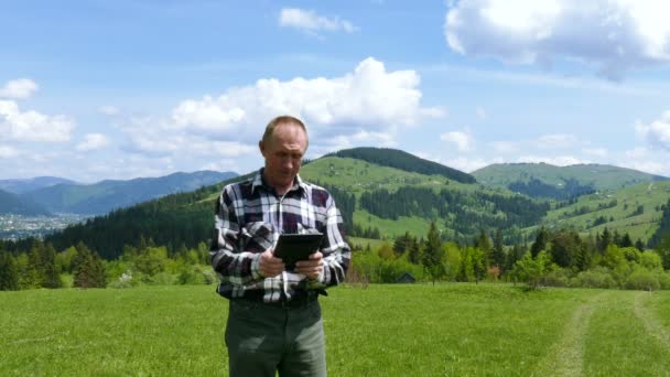 4K . Emotional  man received good news  from woman through tablet computer — Stock Video