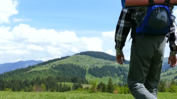 4K .M um turista em montanha colina em dia ensolarado. Backpacker equipe turística — Vídeo de Stock