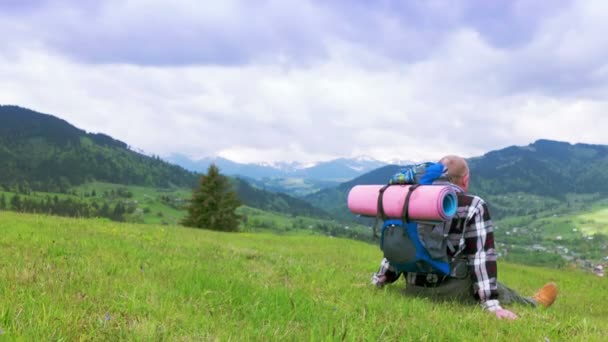 4k. Resten av mannen turist i vackra berg, tid förflutit utan fåglar — Stockvideo