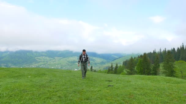 4k. Toeristische backpacker team. Volwassen man op mountainsl manier door papieren kaart zoekt — Stockvideo
