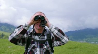 4k. Adam backpacker dağlar dürbün içinde görünüyor. Odak Değiştir