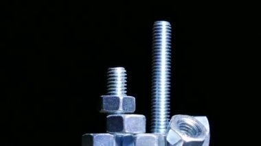 Fındık ile çeşitli cıvata koyu arka planı döndürür. 4k vurdu