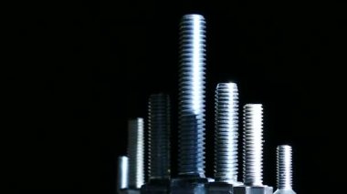  Cıvata üst üste koyu arka planı döndürür. 4k yakın çekim