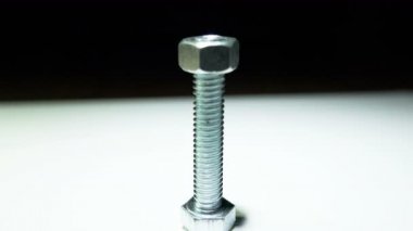 Metal cıvata iki döndü fıstıklı. 4k screwshot kadar kapatın