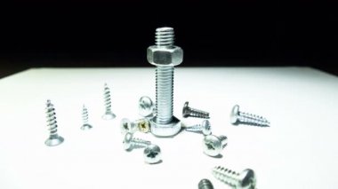 Somun ve civata Dance beyaz arka plan üzerinde. 4k vurdu