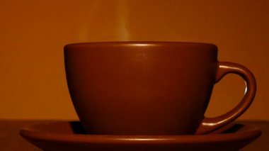 Kahverengi fincan sıcak kahve ya da çay buharla kapatın. 4k vurdu