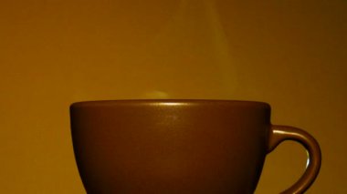 Kahverengi fincan sıcak kahve ya da çay buharla kapatın. 4k vurdu