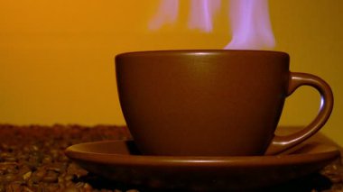 Sıcak kahve taneleri ve Buhar ile kapatın. 4k vurdu