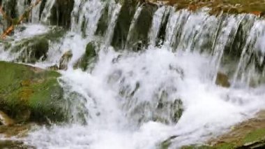  Küçük şelale kapatın. 4k 3840 x 2160. 