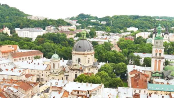 Gebouwen van de oude Europese stad Lviv in Oekraïne uit bovenstaande. Panorama in 4k 3840 x 2160 — Stockvideo