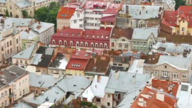  Eski Avrupa şehri Lviv Ukrayna üzerinden yukarıdaki binaların. 4k 3840 x 2160