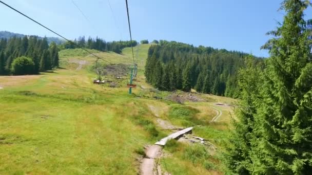 Skilift in zomerdag tot berg. 4k 3840 x 2160. — Stockvideo