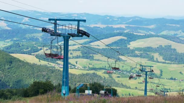 Narciarskich Lina stalowa wieloprzędzeniowa w letni dzień do góry. 4k 3840 x 2160 Stworzone przez człowieka. Panoramy — Wideo stockowe