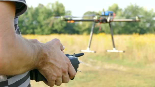 Mãos de piloto com transmissor de rádio, operar de drone.4K 3840x2160 — Vídeo de Stock