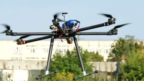 O drone voa no ar. 4K 3840x2160 — Vídeo de Stock