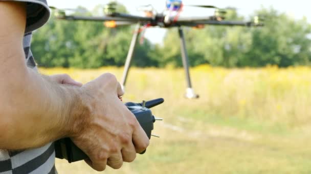 Pilot je rukou s vysílačem, působí z drone.4k 3840 x 2160 — Stock video