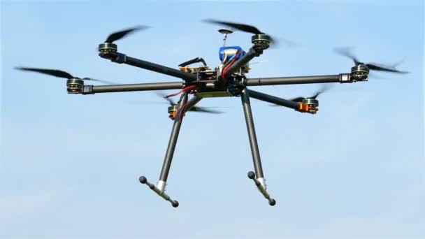 Dron létá ve vzduchu proti modré obloze.4k 3840 x 2160 — Stock video