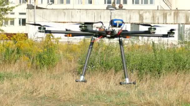Drone vliegt in de lucht tegen de bouw van.4k 3840 x 2160 — Stockvideo