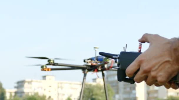 Pilot je rukou s vysílačem, působí z drone.4k 3840 x 2160 — Stock video