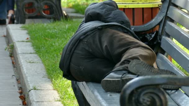 Senzatetto vagabondo mendicante uomo dorme sulla panchina della città .4K 3840x2160 — Video Stock