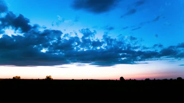 Coucher de nuit avec de beaux nuages et de la terre sombre. 4K 4096x2304. Sans oiseaux — Video