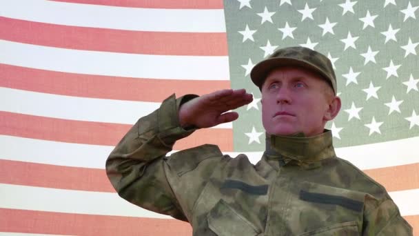 Soldado saludo contra bandera americana. 4K tiro 3840x2160 — Vídeos de Stock
