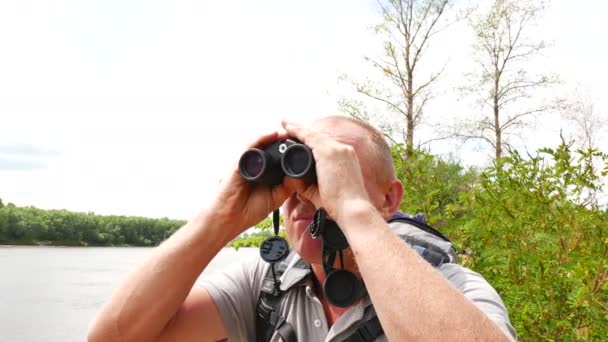 Uomo turistico guarda in binocolo Faccia da vicino. 4K 3840x2160 — Video Stock