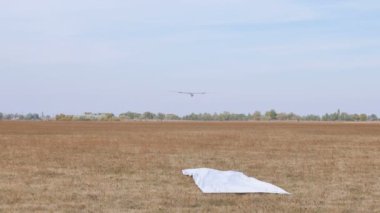 Planör Kara toprak alanı ve açık airbrake. 4k 3840 x 2160