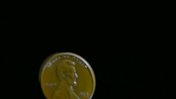 Deux pièces d'Amérique un cent tourne sur fond noir à gauche. 4K 3840x2160 