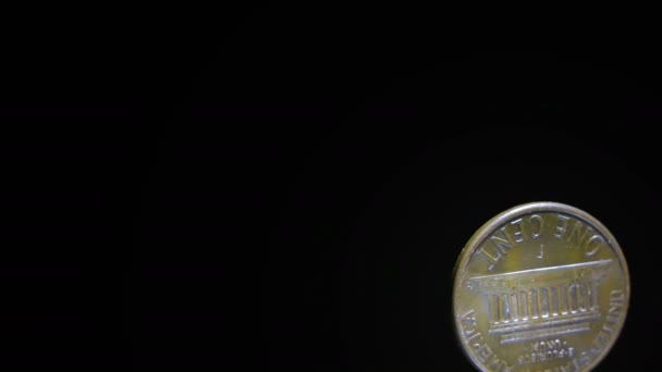 Moneda de América un centavo gira sobre fondo negro a la derecha. 4K 3840x2160 — Vídeos de Stock