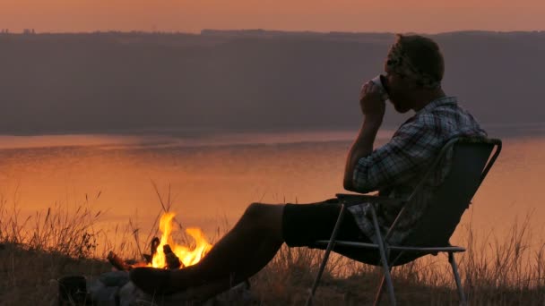 4K. Armonía del viajero. Turista esperando amanecer cerca del lago . — Vídeos de Stock